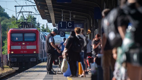 Fahrgäste warten im Bahnhof auf eine Regionalbahn. © picture alliance/dpa Foto: Stefan Sauer