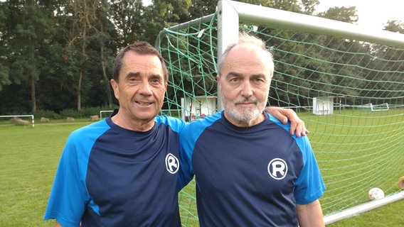 Detlef Andratschke (re.) mit seinem doppelten Lenbensretter Michael Greve. © NDR Foto: Kristin Häfemeier