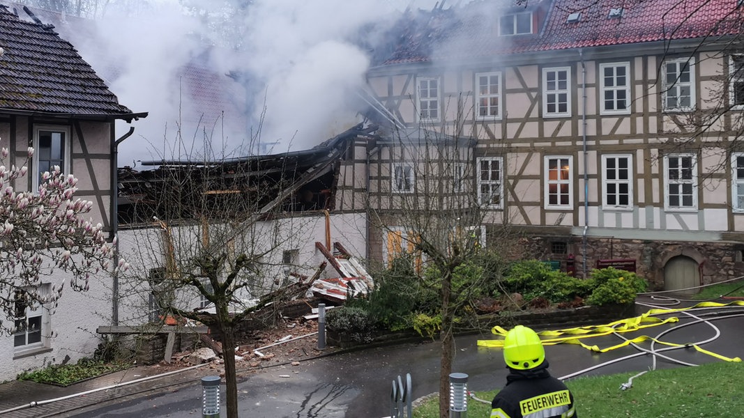 Bei einem Brand in einem psychiatrischen Krankenhaus in Göttingen sind vier Menschen leicht verletzt worden. 