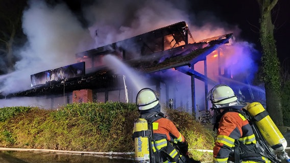 Das Vereinsheim des Rotenburger Sportvereins brennt. Die Feuerwehr ist bei Löscharbeiten zu sehen. © Kreisfeuerwehr Rotenburg 