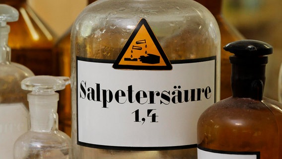 Flasche mit Salpetersäure-Etikett © picture alliance/imageBROKER | KFS 