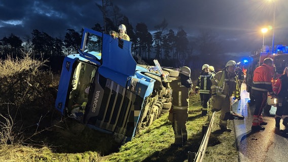 Ein umgekippter Sattelzug mit umstehenden Feuerwehrleuten. © Gemeindefeuerwehr Lehre Foto: Pressesprecher