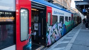 Eine S-Bahn der Transdev steht mit geöffneter Tür an einem Gleis im Hauptbahnhof Hannover. © picture alliance/dpa Foto: Marco Rauch