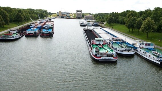 Wegen eines Streiks liegen Schiffe im Unterhafen der Schleuse Esterholz bei Uelzen auf dem Elbe-Seitenkanal. © dpa-Bildfunk Foto: Philipp Schulze