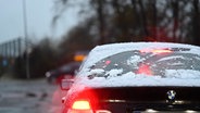 Schnee liegt auf der Heckscheibe eines Autos. © TeleNewsNetwork 