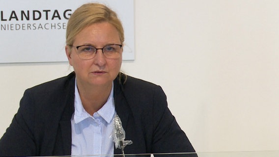 Claudia Schröder from the Lower Saxony crisis team at the state press conference.  