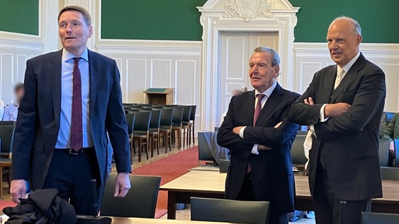 Altkanzler Gerhard Schröder (Mitte) in einem Gerichtssaal © NDR Foto: Katharina Seiler