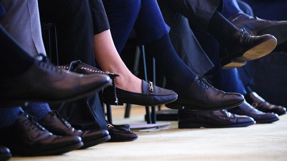 Blick auf die Schuhe und Anzughosen mehrerer Männer und einer Frau. © picture alliance / dpa | Bernd von Jutrczenka Foto: Bernd von Jutrczenka