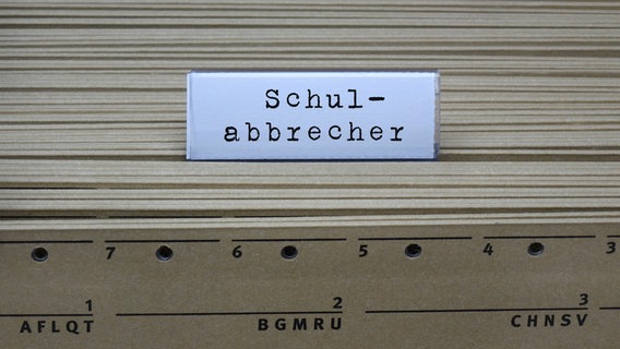 An einem Hängeregister befindet sich der Schriftzug Schulabbrecher. © picture alliance / ZB Foto: Sascha Steinach