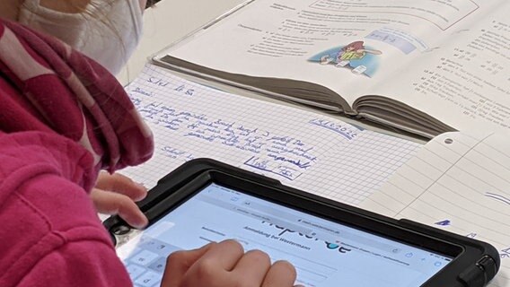 Teaching situation under Corona regulations.  Girl works on a tablet © NDR Photo: Claus Halstrup