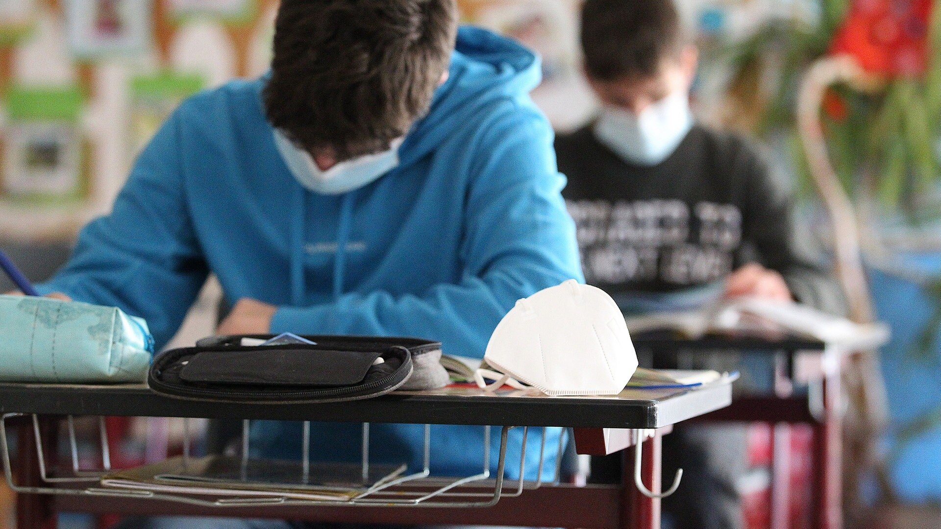 Gelockerte Maskenpflicht: Viele Schüler tragen Schutz trotzdem