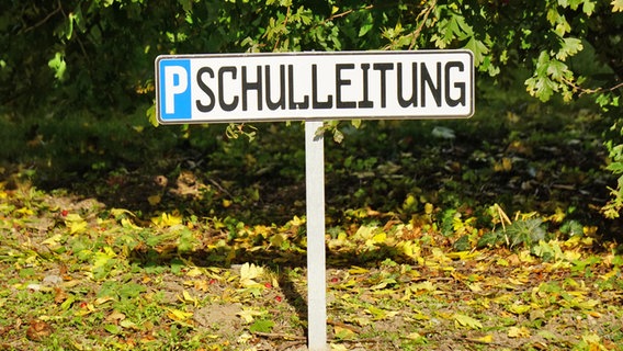 Auf einem Parkpkatz steht ein Schild mit der Aufschrift "Schulleitung". (Themenbild: Zahlreiche Schulleiterstellen unbesetzt) © picture alliance / CHROMORANGE | Elke Münzel Foto: Elke Münzel