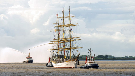 Das "Schulschiff Deutschland", 1927 gebaut, läuft in den Hafen von Bremerhaven ein. © dpa-Bildfunk Foto: Mohssen Assanimoghaddam