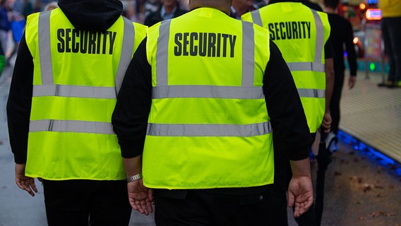 Mitarbeiter eines Sicherheitsdienstes laufen über das Gelände einer Veranstaltung. © picture alliance/dpa | Sebastian Gollnow Foto: Sebastian Gollnow