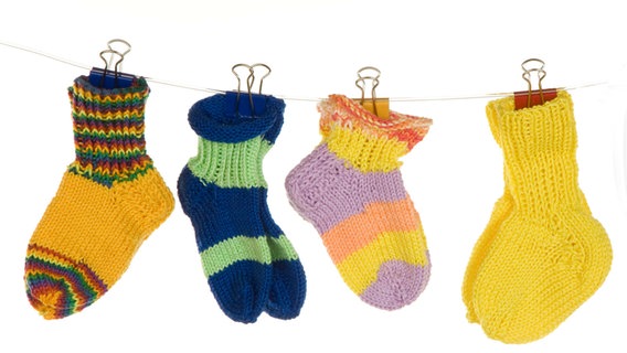 Vier unterschiedliche Socken hängen auf einer Leine. © picture alliance / imageBROKER | Judith Thomandl Foto: Judith Thomandl