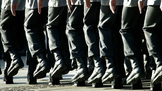 Soldaten laufen im Gleichschritt. © picture-alliance/dpa/Soeren Stache Foto: Soeren Stache