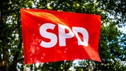 Eine SPD-Flagge weht bei der Wahlkampf-Veranstaltung der SPD Niedersachsen im Stadtgarten. © picture alliance/dpa Foto: Sina Schuldt