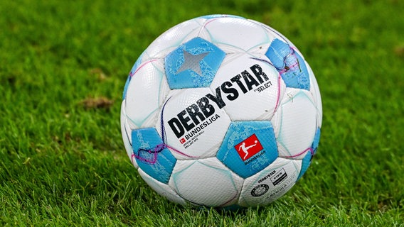 Ein Symbolfoto des Derbystar Brillant APS, offizieller Spielball der Bundesliga und der 2. Bundesliga in der Saison 2024/2025. © picture alliance/nordphoto GmbH Foto: Hafner