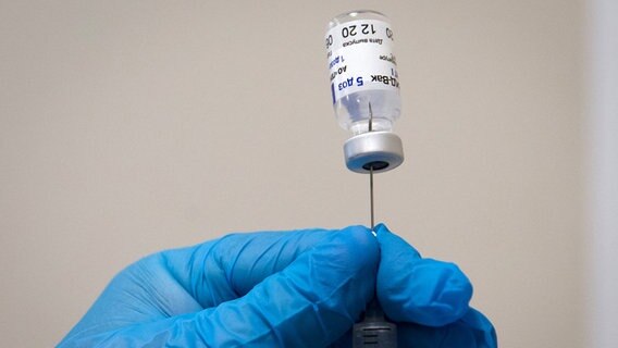 Eine Spritze wird mit dem Impfstoff Sputnik V aufgezogen. © picture alliance/dpa/TASS Foto: Sergei Malgavko