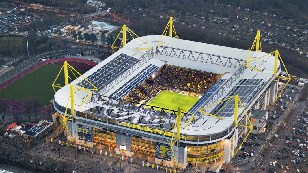 Außenaufnahme des Westfalenstadions in Dortmund.