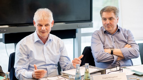 Frank Klingebiel (l, CDU) und Jürgen Krogmann (r, SPD) vom Niedersächsischen Städtetag bei einer Pressekonferenz. © picture alliance Foto: Hauke-Christian Dittrich