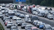 Autos und Lkw stehen auf der A7 im Stau. © picture alliance/dpa Foto: Peter Steffen