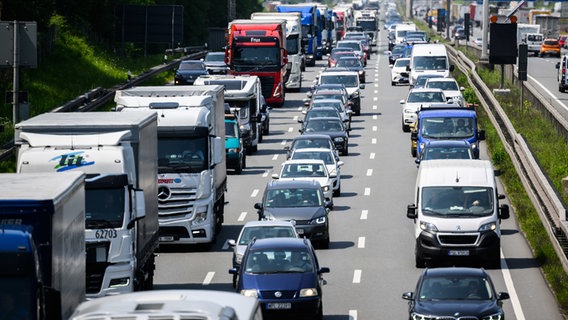 Lehrte: Autos fahren über die Autobahn A2 in der Nähe vom Kreuz Hannover-Ost. © dpa-Bildfunk Foto: Julian Stratenschulte