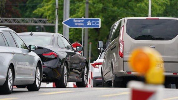 Vehicles are jammed in front of a slip road on the A7 motorway © dpa-Bildfunk Photo: Marcus Brandt