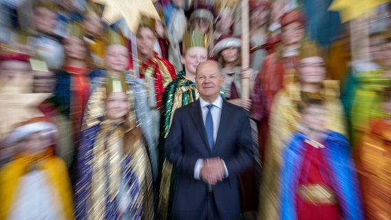 Bundeskanzler Olaf Scholz (SPD) empfängt die Sternsinger aus allen 27 katholischen Bistümern im Bundeskanzleramt. © dpa-Bildfunk Foto: Kay Nietfeld