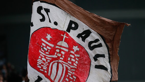 Eine Fahne vom FC St. Pauli © picture alliance Foto: Selim Sudheimer