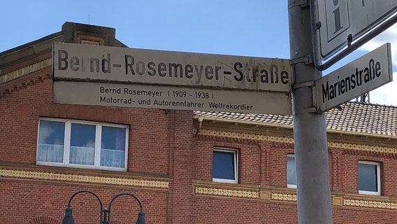 EIn Straßenschild weist auf die Bernd-Rosemeyer-Straße hin. © NDR Foto: Hedwig Ahrens