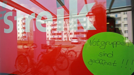 Ein Plakat mit der Aufschrift "Streik" hängt im Fenster einer Kita. © picture alliance/ZB/Matthias Bein Foto: Matthias Bein