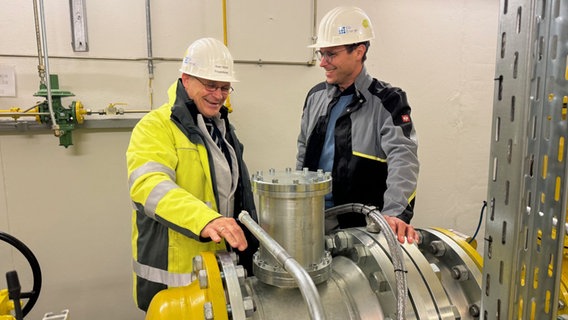 Sven Möller (li) von ElbEnergie. Eine neue Turbine erzeugt mittels Propellern in der Gasströmung klimaneutral Strom für das eigene Unternehmen. © NDR Foto: Regina Hamborg