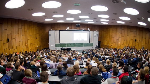 Studierende sitzen im Hörsaal Audimax an der Leibniz Universität Hannover © picture alliance/dpa Foto: Julian Stratenschulte