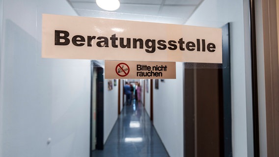 Auf einer Glastüre in einem Drogenhilfezentrum ist der Schriftzug "Beratungsstelle" angebracht. © picture alliance/dpa Foto: Andreas Arnold