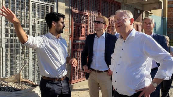 Bei einer Führung durch das Barrio31 in Buenos Aires wird Stephan Weil auch ein Sozialprojekt gezeigt. © NDR Foto: Angelika Henkel