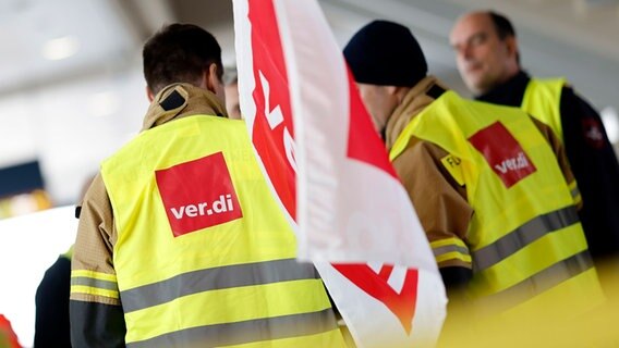 Warning strike at an airport.  People with warning vests and Ver.di flags.  © Christoph Hardt Photo: picture alliance / Panama Pictures |  Christopher Hardt