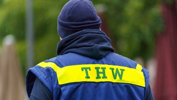 THW-Mitarbeiter, von hinten zu sehen, mit blauer Mütze und blauer Weste mit der Aufschrift "THW" © picture alliance / Eibner-Pressefoto | Eibner Pressefoto/Marcel von Fehrn Foto: Marcel von Fehrn