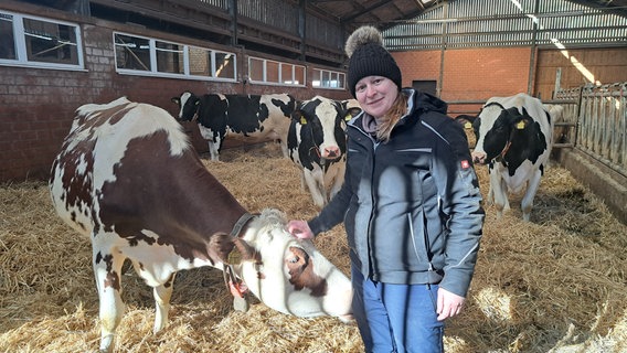 Das Bild zeigt Landwirtin Sabine Hellbusch, die ihre Kühe impfen lässt. © NDR 