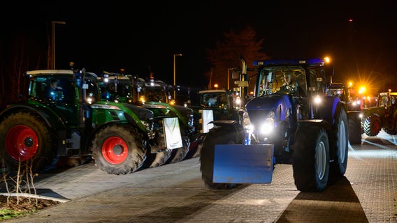 Landwirte versammeln sich, um mit ihren Traktoren in Richtung Berlin aufzubrechen in Lüchow (Wendland). © Philipp Schulze/dpa Foto: Philipp Schulze/dpa