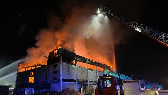 Eine Turnhalle an einer Schule in Tostedt steht in Vollbrand, daneben ein Feuerwehrwagen. © Sebastian Peters/NEWS5/dpa +++ dpa-Bildfunk Foto: Sebastian Peters/NEWS5/dpa +++ dpa-Bildfunk