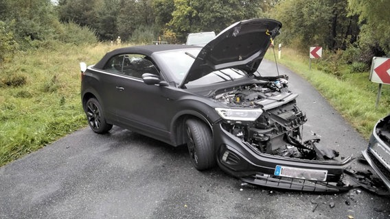 Auf einer Straße steht ein schwarzes Cabriolet mit zerstörtem Frontbereich. © Feuerwehr Flechtorf 