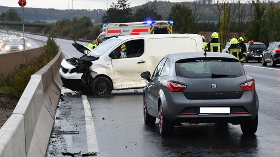 Ein vom Unfall zerstörtes Auto auf der A7 © Polizeiinspektion Hildesheim 