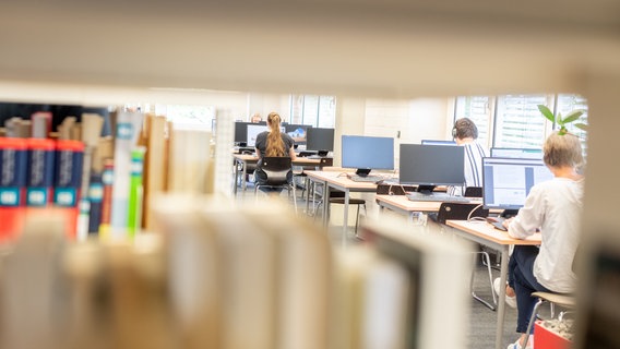 Studenten sitzen in der Bibliothek der Universität Vechta und lernen. © Universität Vechta 