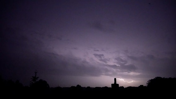 Blitze zucken am Himmel über Harpstedt. © Nord-West-Media TV 