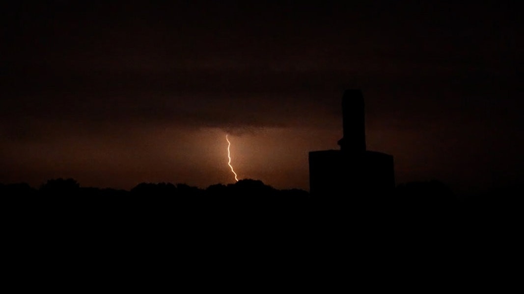 Ein Blitz zuckt am Himmel über Harpstedt.
