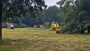 Nach einem Blitzeinschlag in einem Park in Delmenhorst stehen Hubschrauber auf einer Wiese. © NonstopNews 