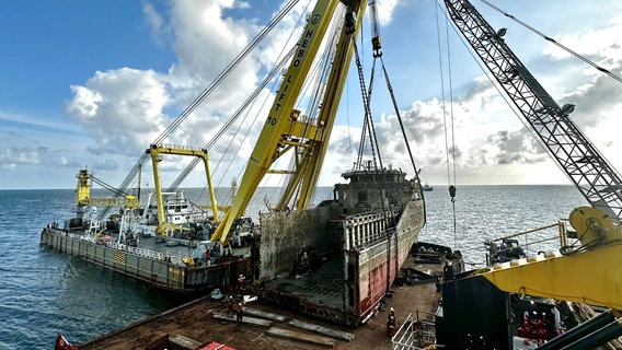 Das geborgene Heck des gesunkenen Frachters "Verity" wird auf der Transportbarge abgesetzt. © WSV/brand MARINE CONSULTANTS GmbH 