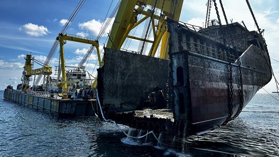 Das Heckteil wird vollständig aus dem Wasser gehoben. © WSV/brand MARINE CONSULTANTS GmbH 