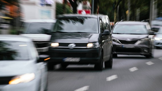 Mit Bewegungsunschärfe fotografierte Autos, die auf einer mehrspurigen Straße unterwegs sind. © NDR Foto: Julius Matuschik